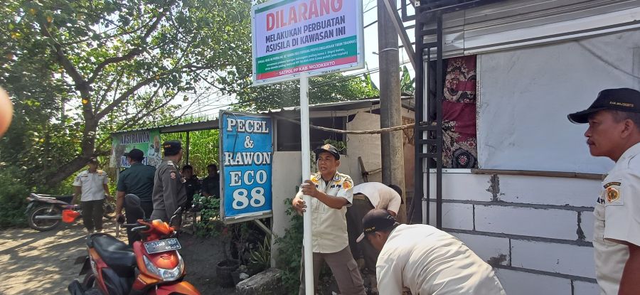 Dugaan Menyediakan Prostitusi, Papan Larangan Asusila Dipasang di Warung Remang-remang Desa Japanan Mojokerto