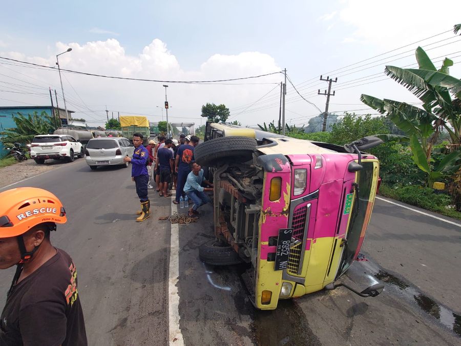 As Roda Patah, Truk Tangki Air Terguling di Mojokerto, Sebabkan Kemacetan