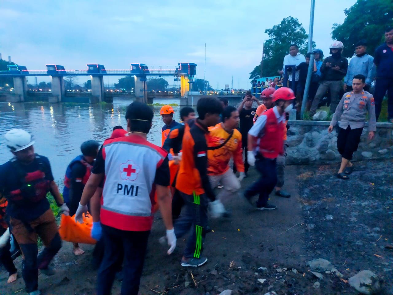 Mayat Perempuan Tanpa Identitas Ditemukan Mengapung di Sungai Brantas Mojokerto