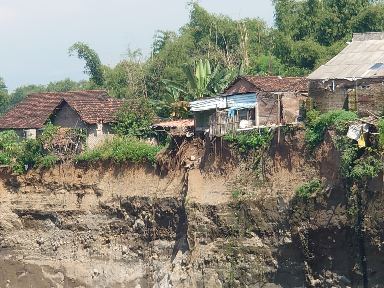 Delapan Rumah di Dlanggu Mojokerto Terancam Longsor Akibat Erosi Sungai Raharjo Tirta