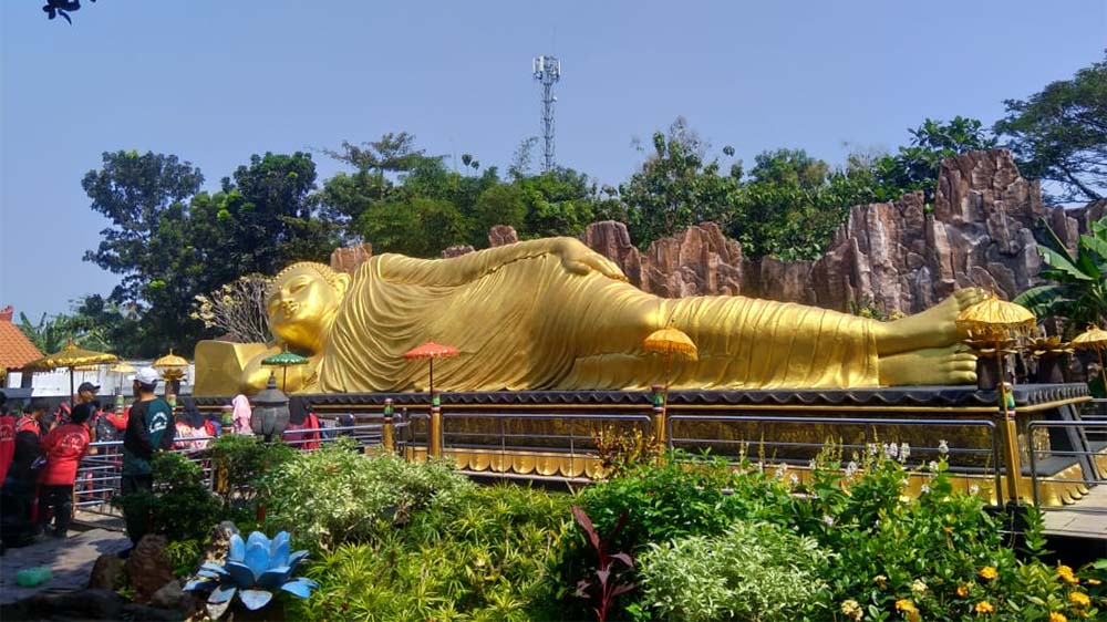 Kisah Tersembunyi di Relief Patung Buddha Tidur Terbesar di Indonesia