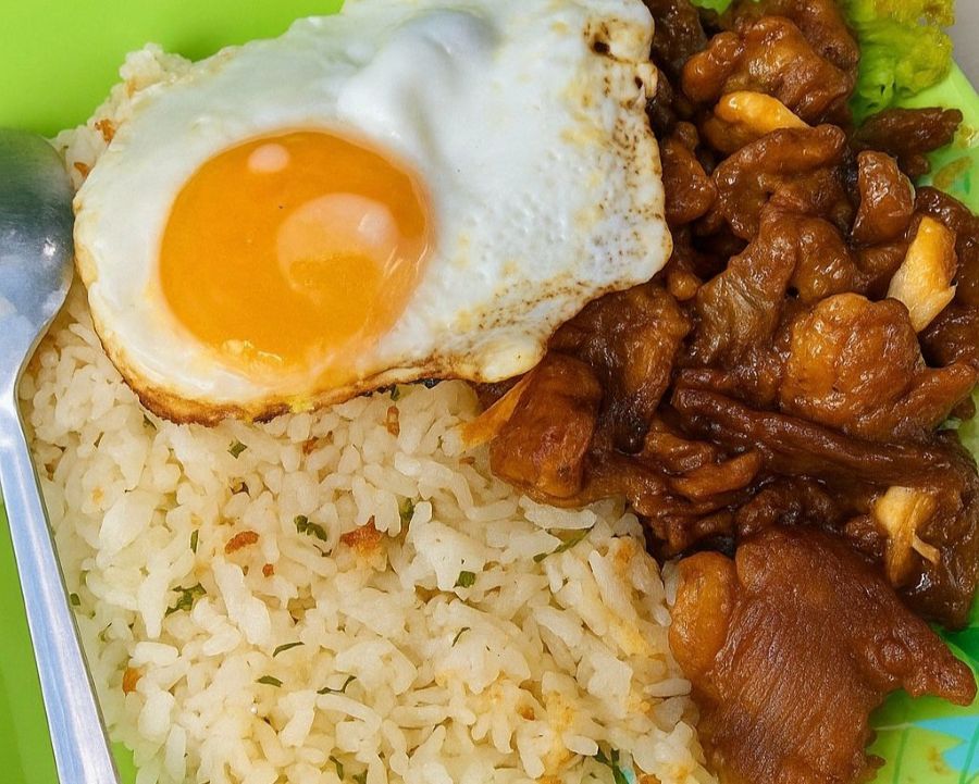 Sensasi Baru, Nasi Daun Jeruk, Ayam Asam Manis dan Telur Mata Sapi Kini Jadi Favorit Pencinta Kuliner