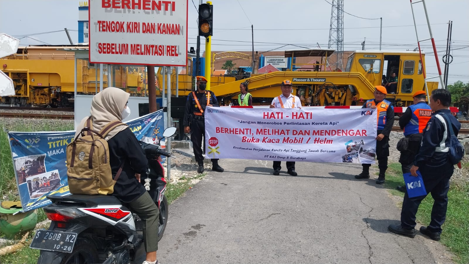 Jalur Ganda Mojokerto- Sepanjang Beroperasi, Petugas Beri Himbauan Pada Pengguna Jalan 