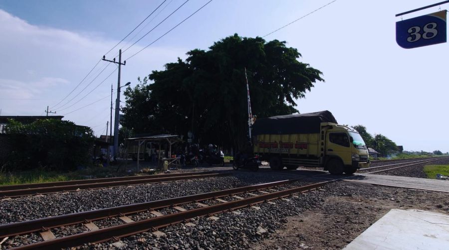 Kerap Terjadi Macet, Akses Jalan di Perlintasan Kereta Api Damarsih Mojokerto Bakal Diperlebar