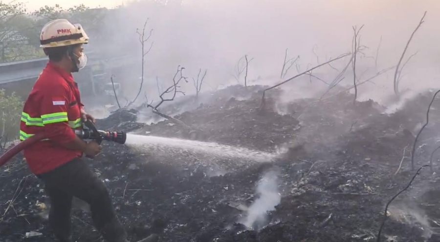 TPA Belahan Tengah Mojokerto Terbakar, Api Diduga dari Letupan di Timbunan Sampah Zona Nonaktif