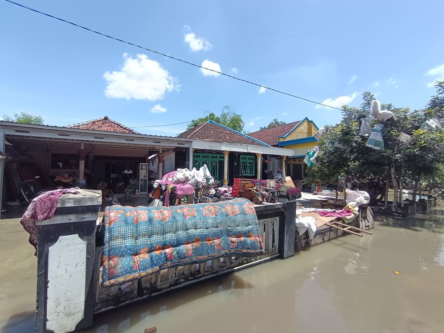 Banjir di Mojokerto Mulai Surut, Warga Bersihkan Rumah dan Siaga Hadapi Banjir Susulan