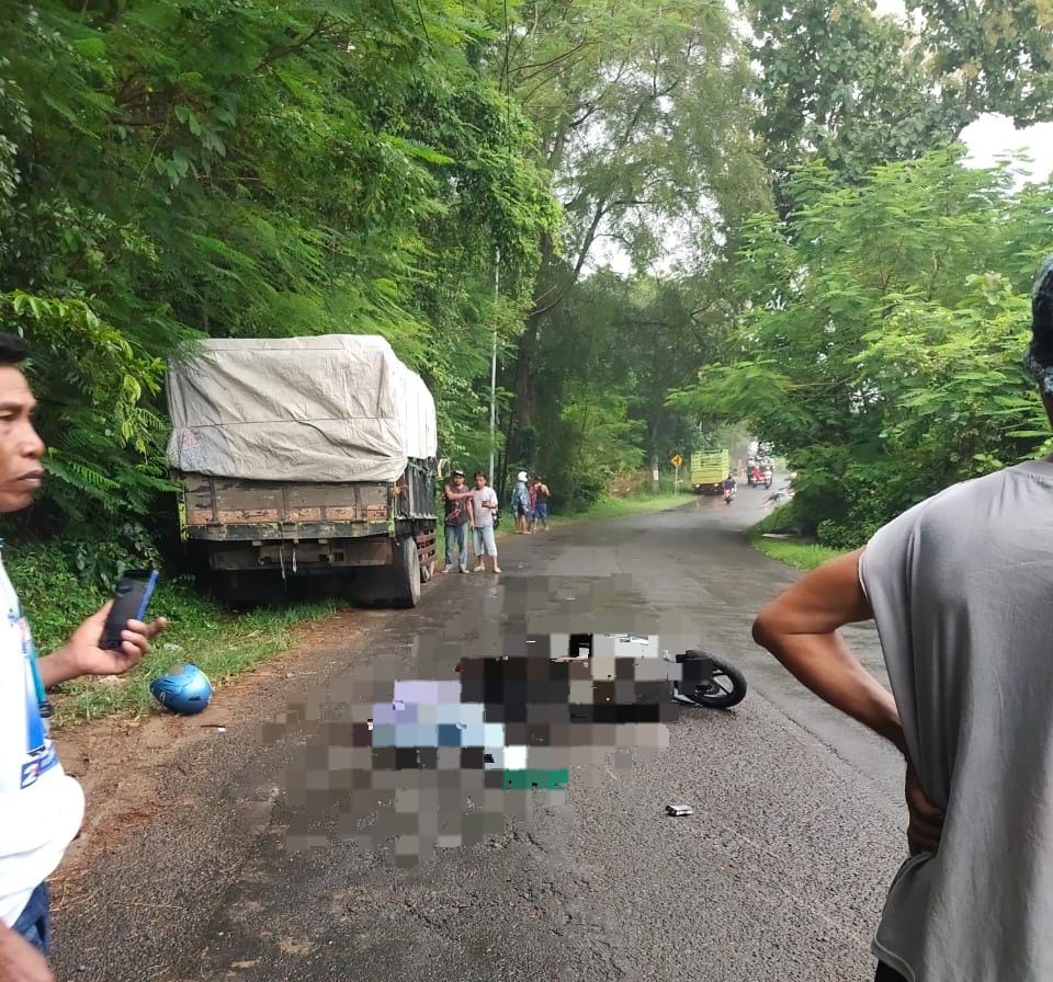 Diduga Jatuh karena Jalan Licin, Pemotor Tewas Tertabrak Truk di Mojokerto