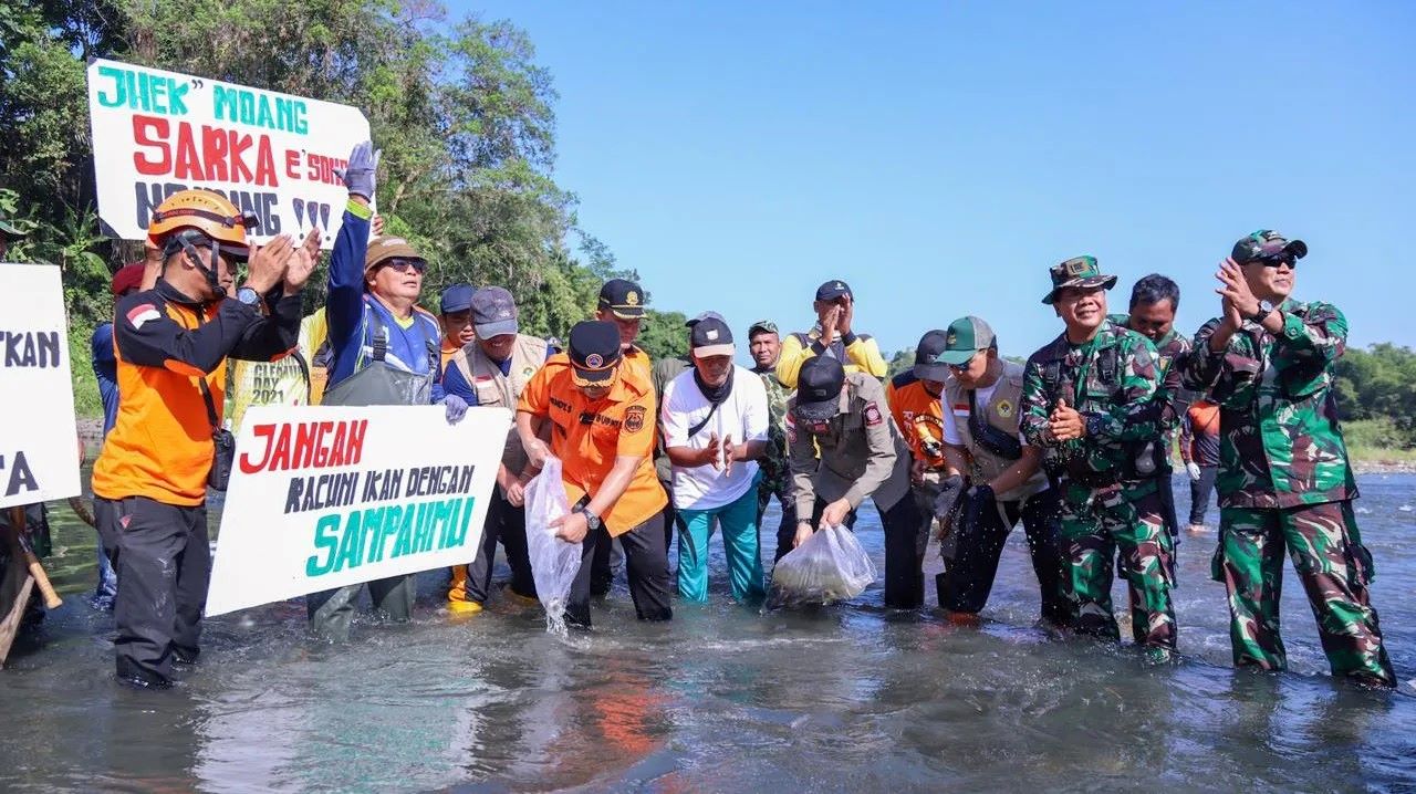 Peringati Hari Sungai Nasional, Bupati-Wabup Jember Lepas Bibit Ikan Ke Sungai Bedadung 