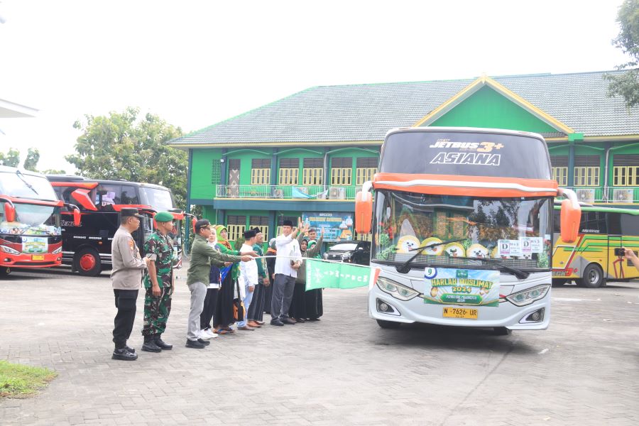 660 Jamaah Muslimat NU Mojokerto Berangkat ke Puncak Harlah di GBK Jakarta