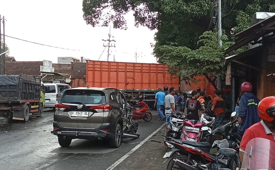 Diduga Pecah Ban, Daihatsu Terios Tabrak Truk Hingga Pejalan Kaki di Mojokerto