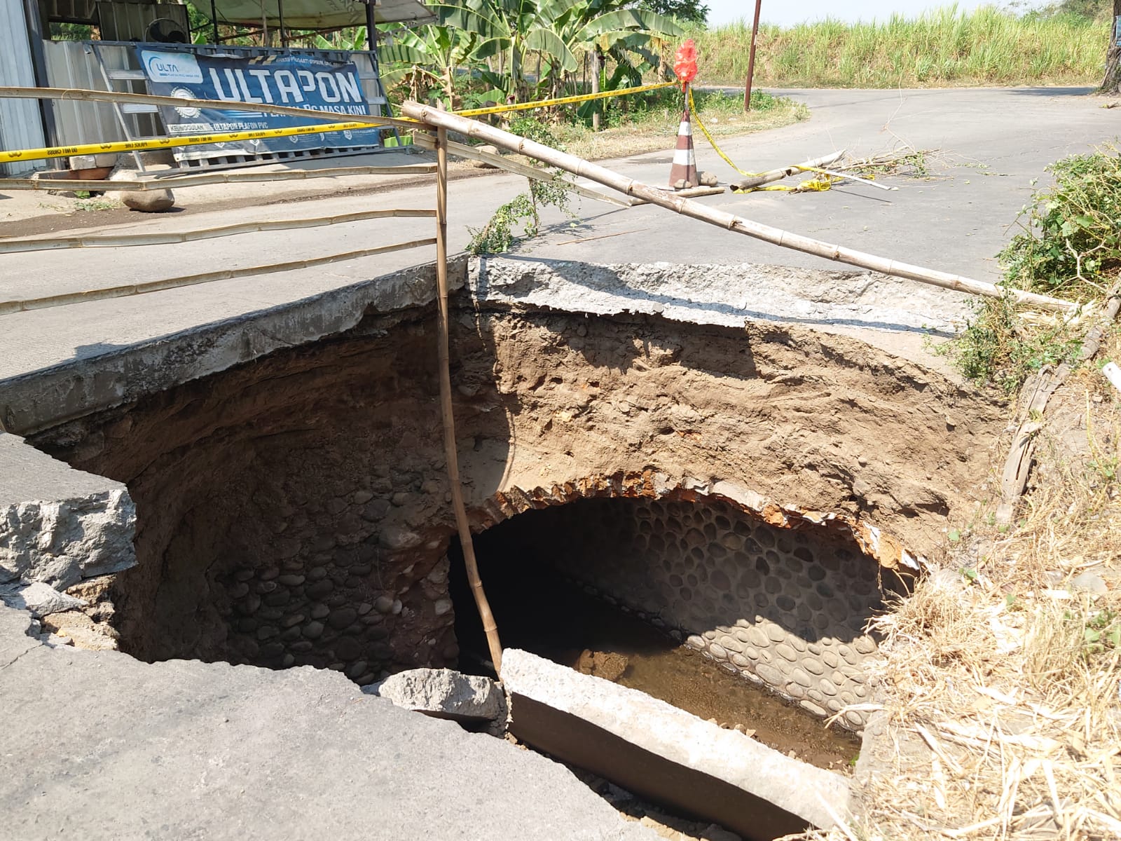 Jembatan  di Dusun Sumberjati Jatirejo Mojokerto Ambruk