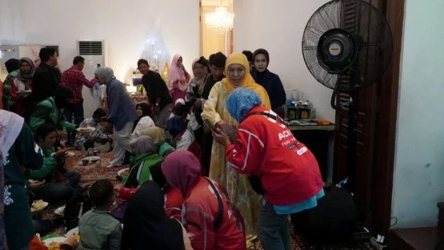 Ribuan Warga Surabaya dan Sekitarnya Antusias Hadiri 'Riyayan' di Kediaman Gubernur Jatim Khofifah