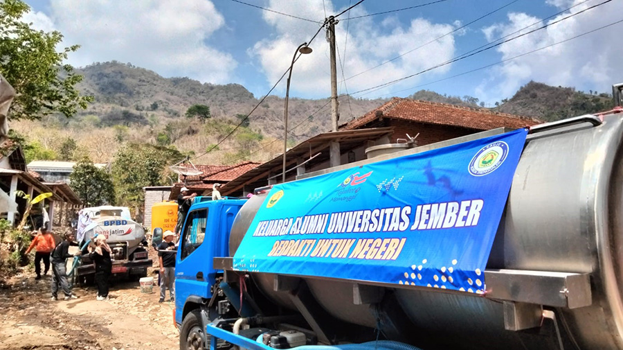 Alumni UNEJ Distribusikan Air Bersih ke Wilayah Kekeringan di Trenggalek.