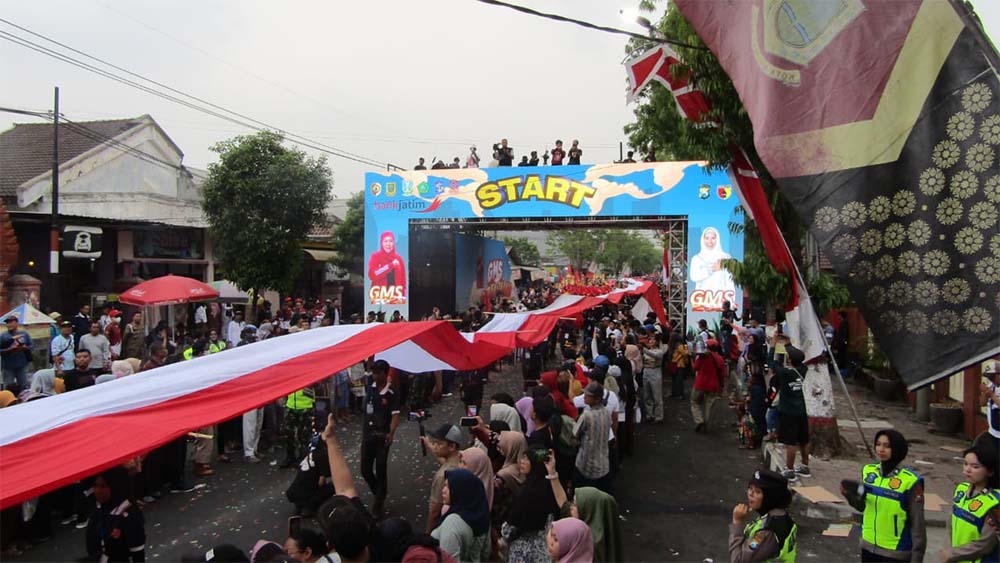 Gerak Jalan Mojosuro 2023 Pecahkan Rekor MURI Bendera Merah Putih Sepanjang 178 Meter