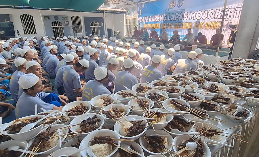 Rayakan Idul Adha, Lapas Kelas IIB Mojokerto Bakar 5.000 Tusuk Sate Bareng Warga Binaan