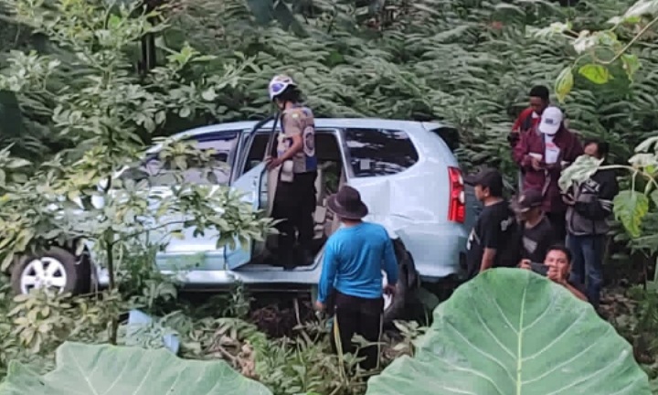 Mobil Avanza Masuk Jurang di Sendi Mojokerto, 2 dari 11 Penumpang Tewas