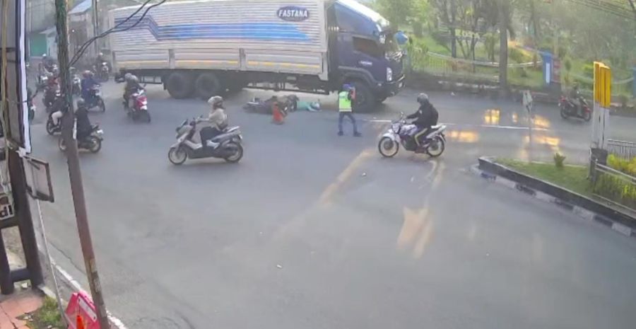 Kakek dan Cucu di Mojokerto Tewas Setelah Tertabrak Truk Saat Hendak Antar ke Sekolah