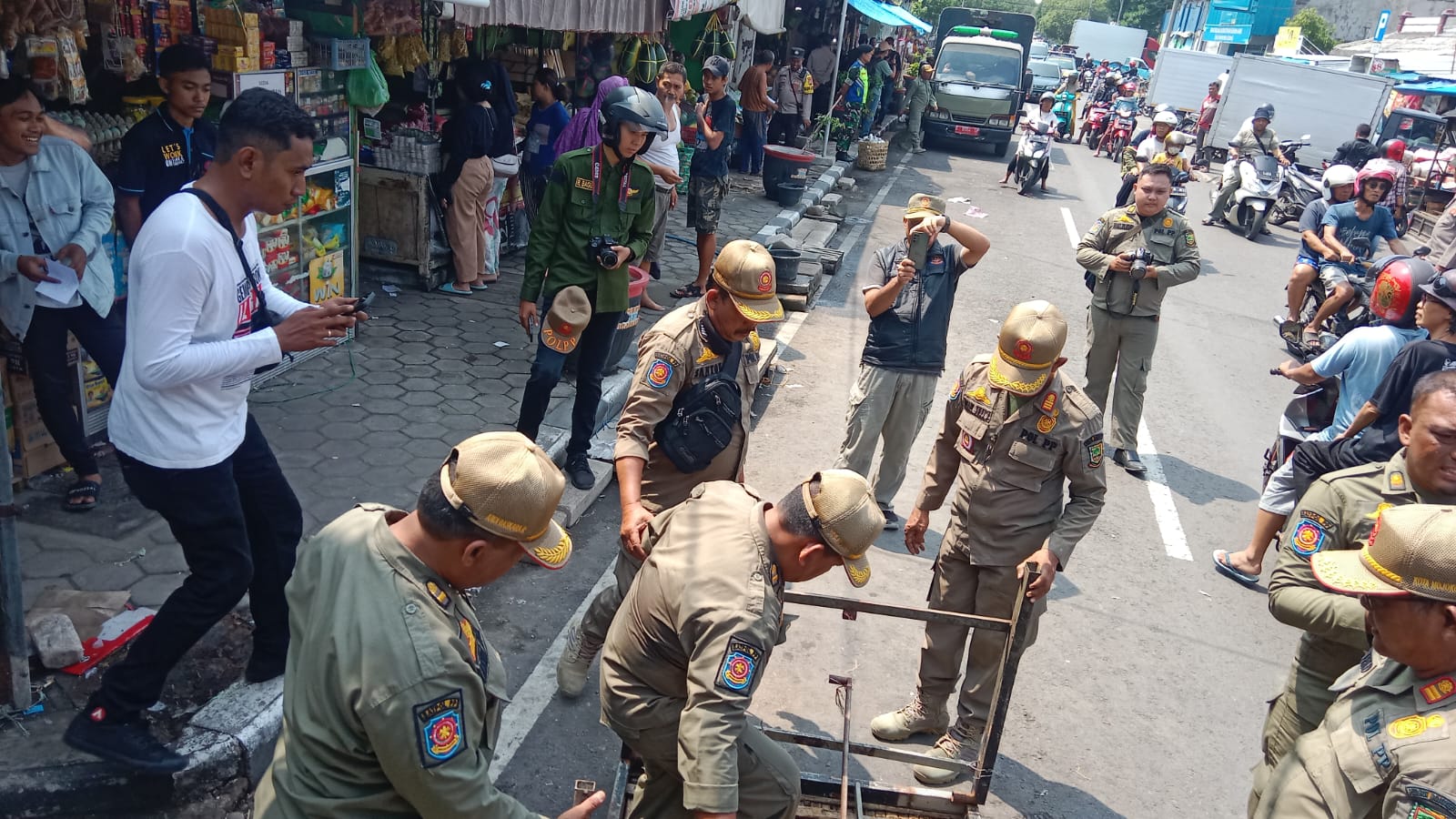 Satpol PP Razia PKL di Mojokerto, Amankan lapak dan 21 KTP