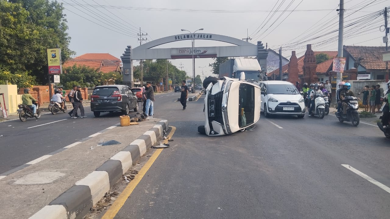 Tabrak Median Jalan dan Pemotor, Mobil Avanza Terguling di Jalan Raya Sooko Mojokerto