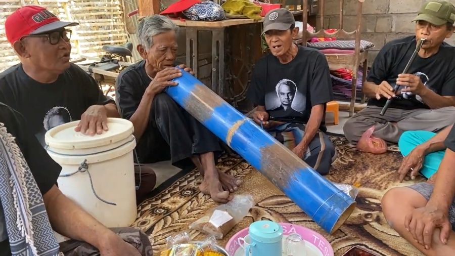 Menjaga Bunyi Terakhir: Dosen Unej Dokumentasikan Gamelan Mulut Nelayan Panarukan yang Kini Tersisa 8 Pemain