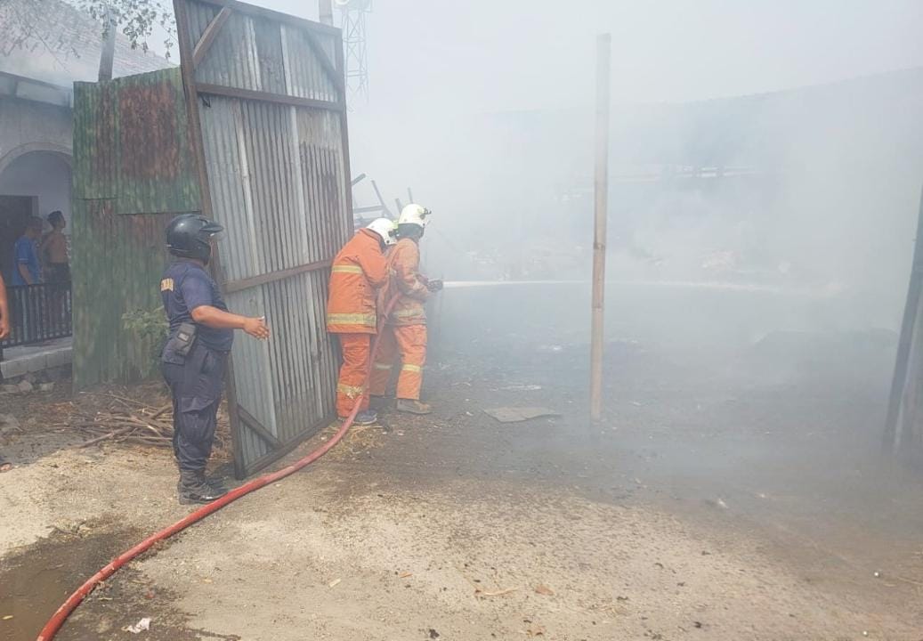 Gudang Penyimpanan Kertas di Mojokerto Terbakar