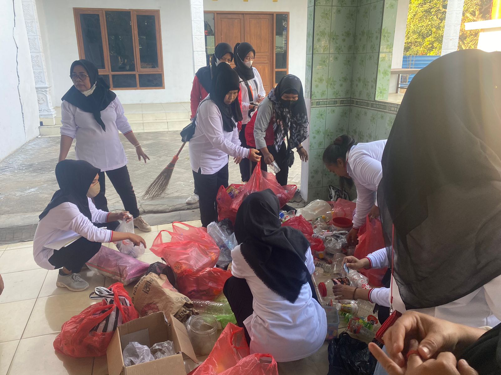 Tim PKK Kecamatan Dlanggu   Terus  Kampanyekan Gerakan Memilah Sampah Organik dan Anorganik