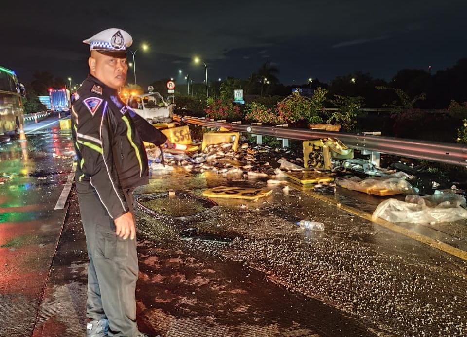 Pecah Ban, Pikap Bermuatan Ikan Alami Kecelakaan Lalu Lintas di Tol Jombang - Mojokerto