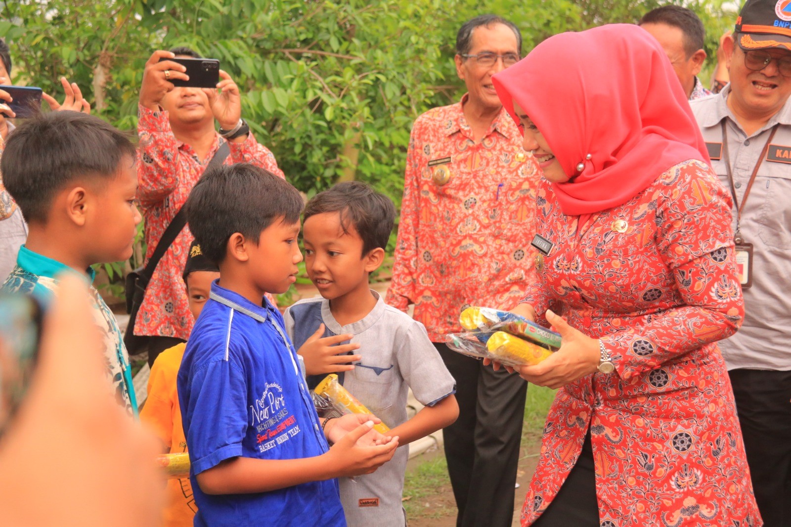 Pemkab Mojokerto Serahkan Bantuan Korban Angin Kencang di Desa Kupang, Jetis