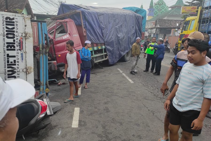 Laka Beruntun Libatkan Tiga Truk dan Motor di Mojokerto, Diduga Sopir Mengantuk
