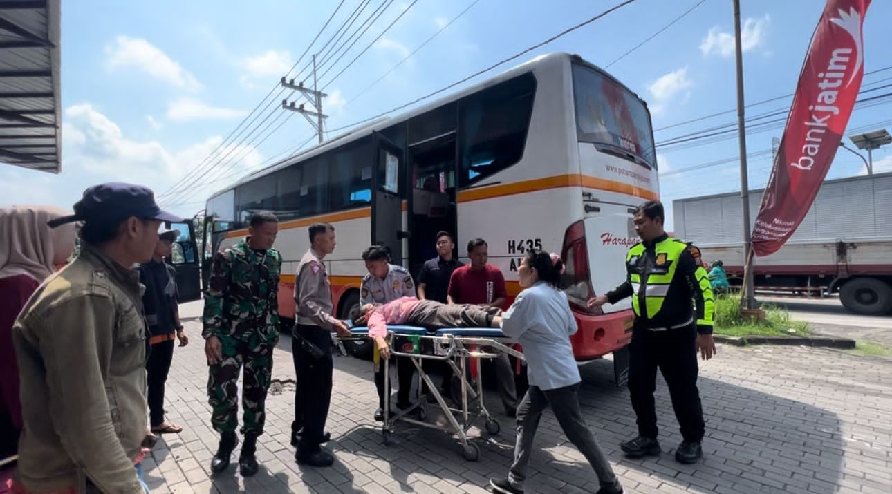 Pemudik Pingsan didalam Bus Harapan Jaya di Mojokerto 