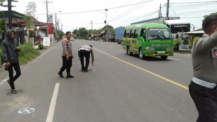 Tabrak Truk Parkir di Mojokerto, Pemotor Asal Sidoarjo Tewas 