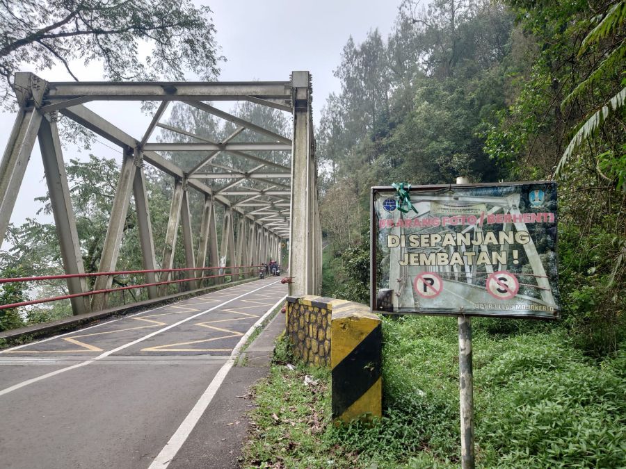 Bandel, Masih Banyak Pengendara Berhenti di Sepanjang Jembatan Cangar