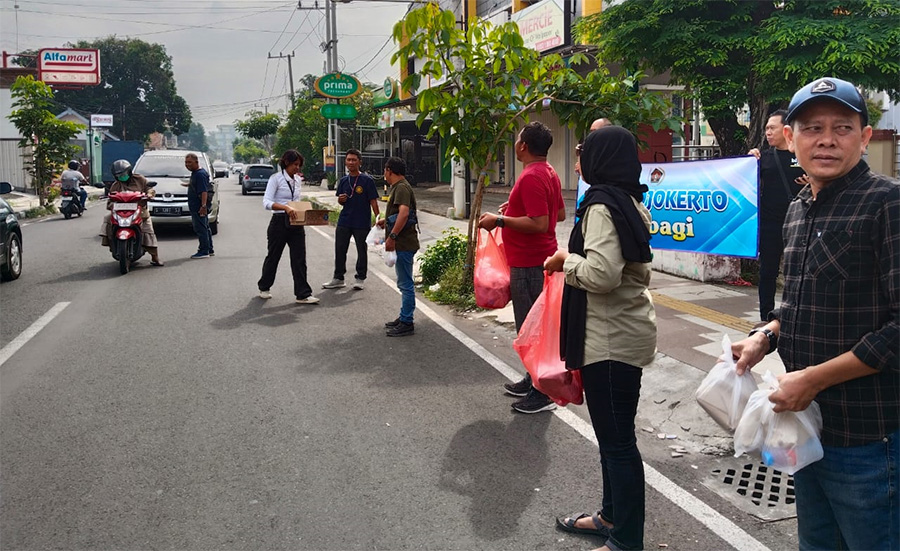 Gelar Jumat Berkah Perdana, PWI Mojokerto Raya Bagikan Nasi Bungkus