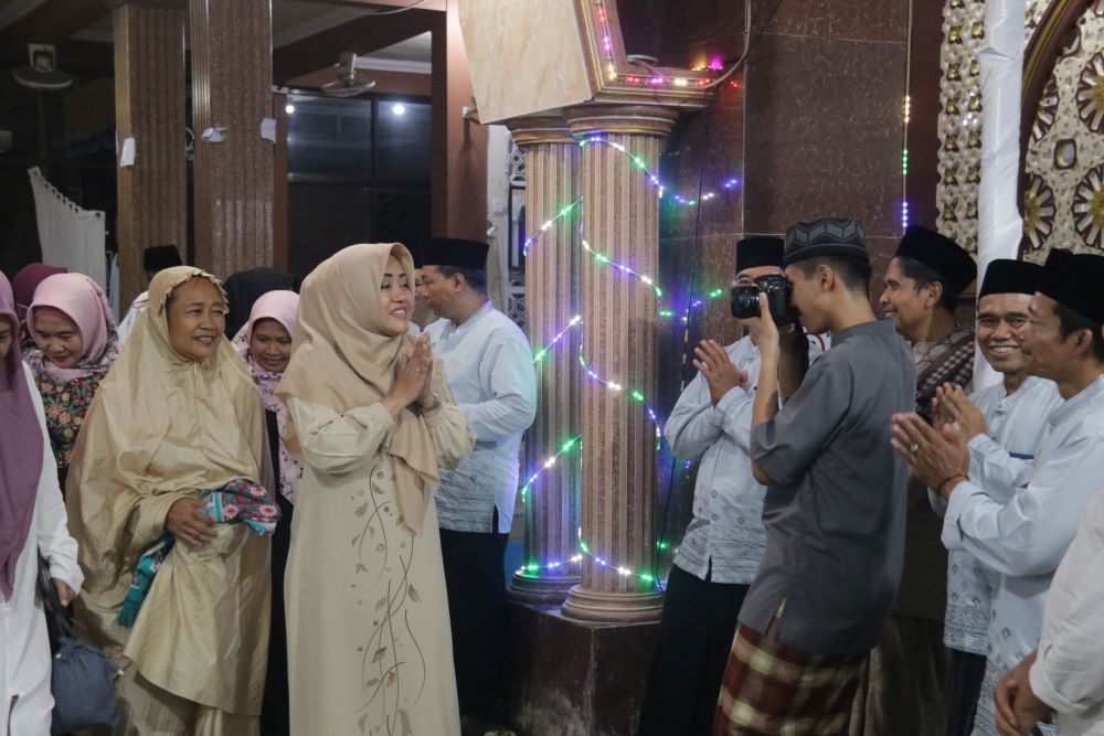 Safari Ramadan, Bupati Ikfina Serahkan Bantuan Pembangunan Masjid Baitul Muhajirin Rp 100 juta