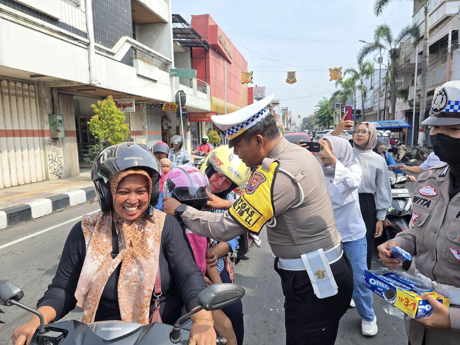 Satlantas Polres Mojokerto Kota Bagikan Helm dan Snack dalam Operasi Keselamatan Semeru 2025