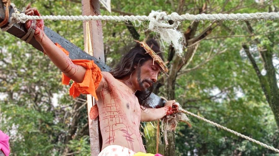 Teatrikal Jalan Salib Peringati Jumat Agung di Mojokerto