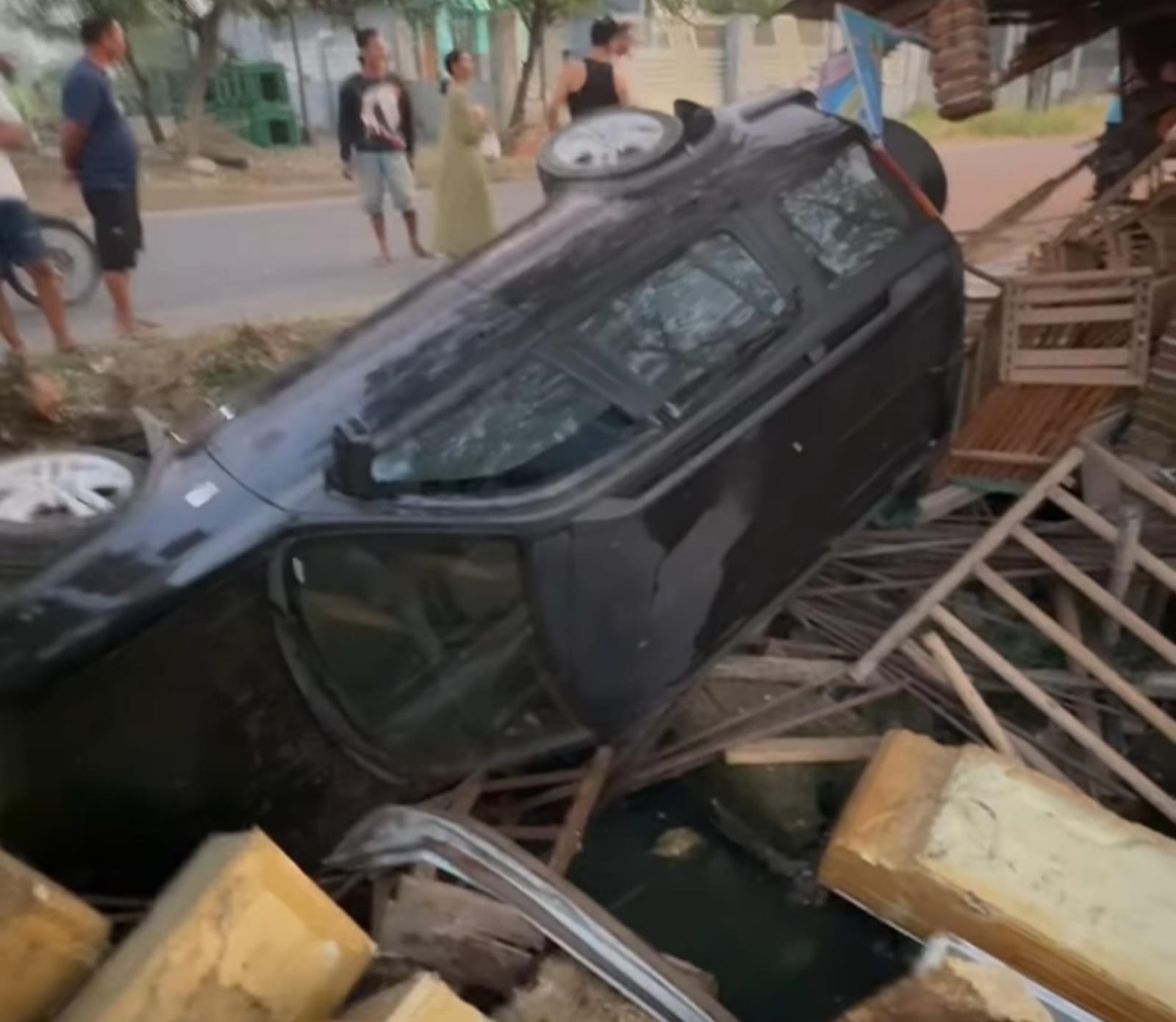 Sopir Ngantuk, Mobil CRV Tabrak Warung Nyemplung Parit di Kutorejo Mojokerto