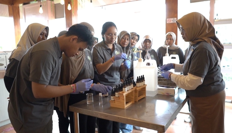 Tim PPM Ubaya Pembelajaran Lapangan untuk Pengembangan Desa Atsiri Jatijejer Mojokerto