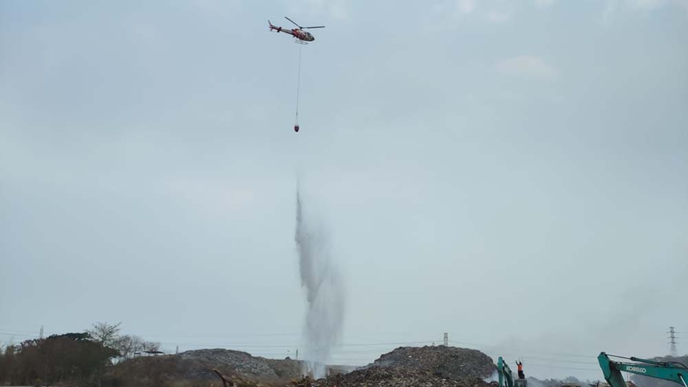 Water Booming Padamkan Api di TPA Randegan Mojokerto