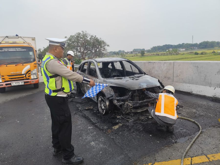 Diduga Korsleting Listrik, Honda CR-V Hangus Terbakar di Tol Jomo, Kerugian Capai Rp 100 Juta