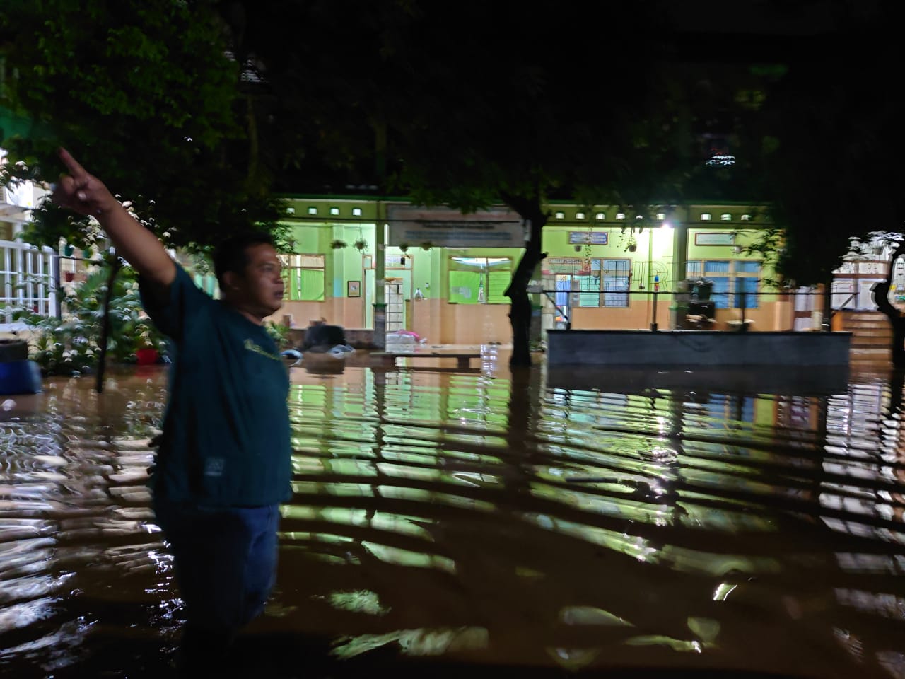 Akibat Banjir, Ruang Kelas dan Kantor Sekolah di Kota Mojokerto Terendam 