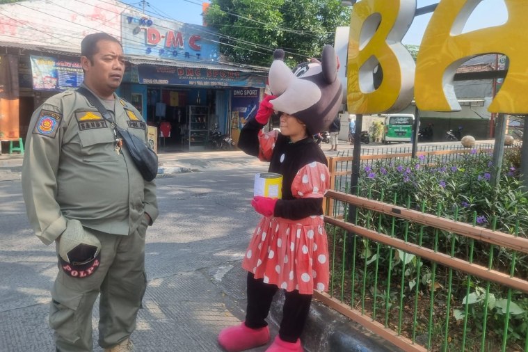 Petugas Tertibkan 14 Pengamen dan Pengemis di Simpang RA Basoeni Sooko Mojokerto Selama Tiga Pekan