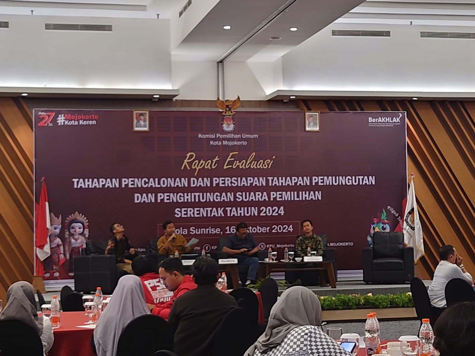 Pastikan Pemilihan Serentak 2024 Berjalan Baik, KPU Kota Mojokerto Gelar Rapat Evaluasi 