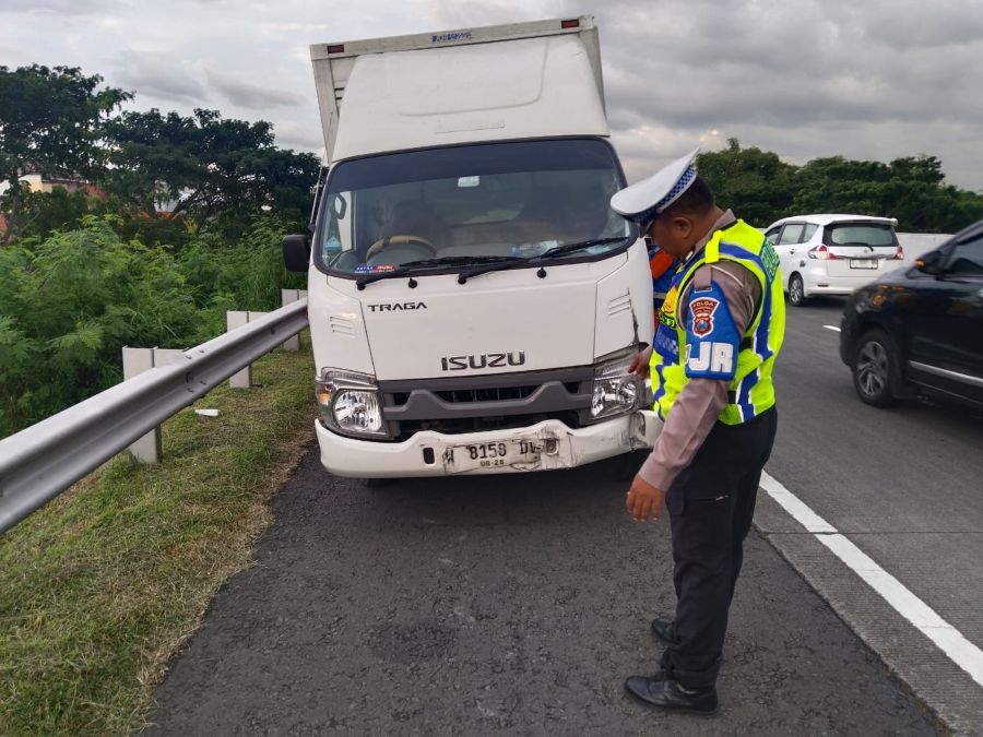 Pikap Terguling di Tol Surabaya–Mojokerto Akibat Pecah Ban, Kerugian Ditaksir Rp5 Juta