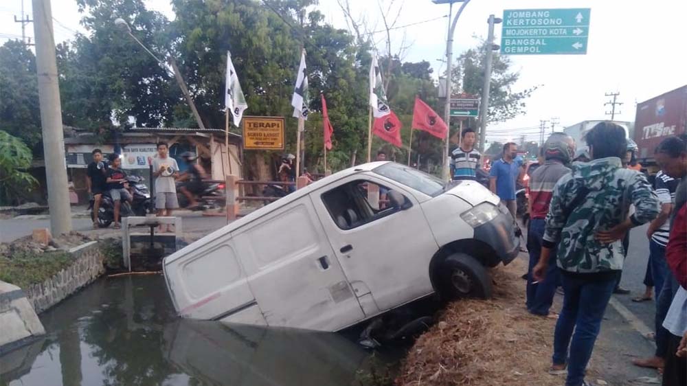 Mobil Grandmax Tabrak Honda Vario di Bypass Mojokerto, Satu Orang Terluka