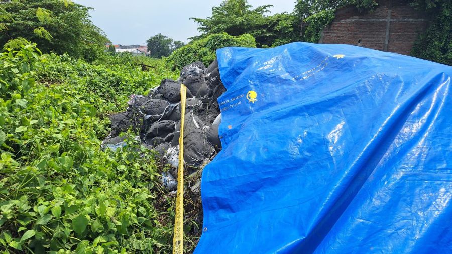 Tumpukan Dumping Diduga Limbah B3 Slag Aluminium Ditemukan di Pungging Mojokerto, Keluarkan Bau Menyengat