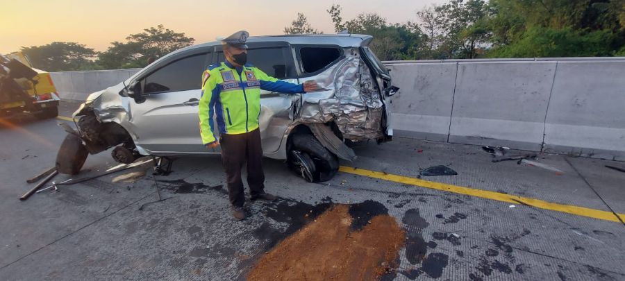Pecah Ban, Mobil Xpander Terlibat Kecelakaan Beruntun di Tol Surabaya - Mojokerto