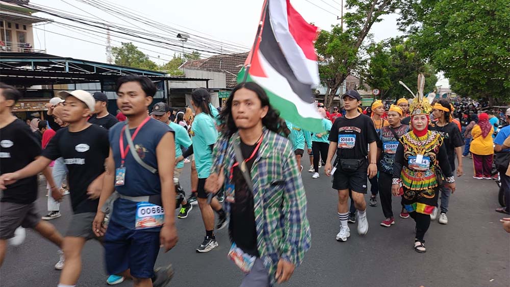 Bendera Palestina Dibawa Sejumlah Peserta Gerak Jalan Perjuangan Mojosuro 2023