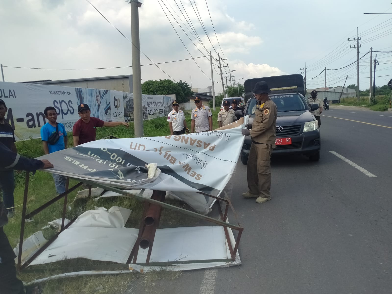 Langgar Perda dan Menunggak Pajak, Reklame di Ngoro Mojokerto di Tertibkan