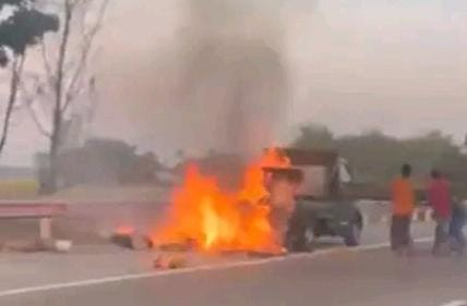 Pikap Bermuatan Perangkat Tower Terbakar di Tol Jombang - Mojokerto